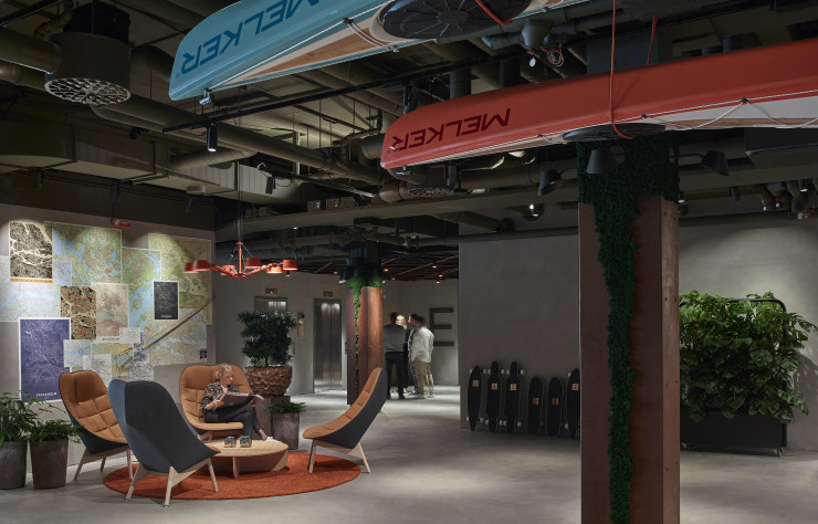 Dans le lobby du Downtown Camper, des canoës sont suspendus au toit mais disponibles à la location pour les hôtes qui veulent découvrir Stockholm au fil de l’eau.