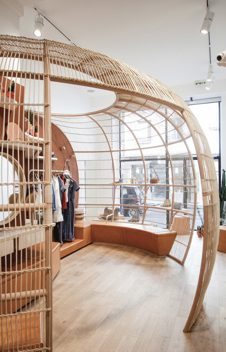 À l’intérieur du cocon en bois de hêtre, un meuble gainé de cuir naturel non teinté, comme un cheval d’arçon, file le long de la paroi.