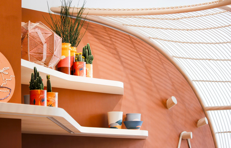 Outre les vêtements de la marque, la boutique parisienne propose des éditions limitées, des collaborations avec d’autres créateurs, mais aussi tous les objets décoratifs qu’Emma François, la fondatrice de Sessùn, a sélectionnés.