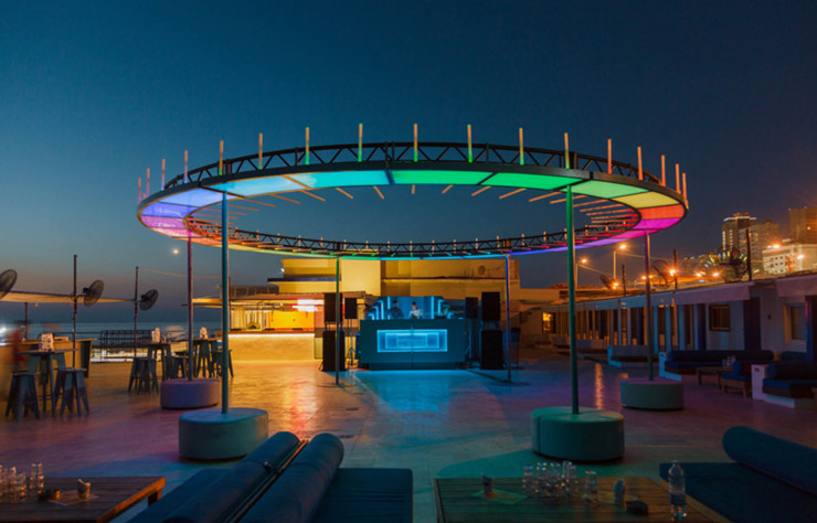 Le club Decks on the Beach.