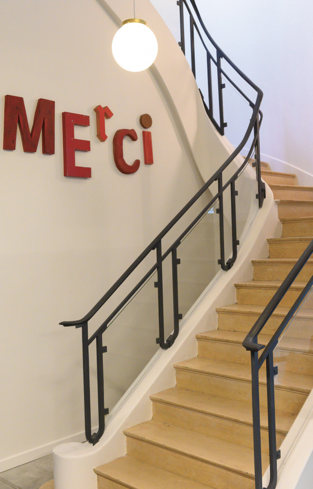 L'escalier central marqué du logo Merci.