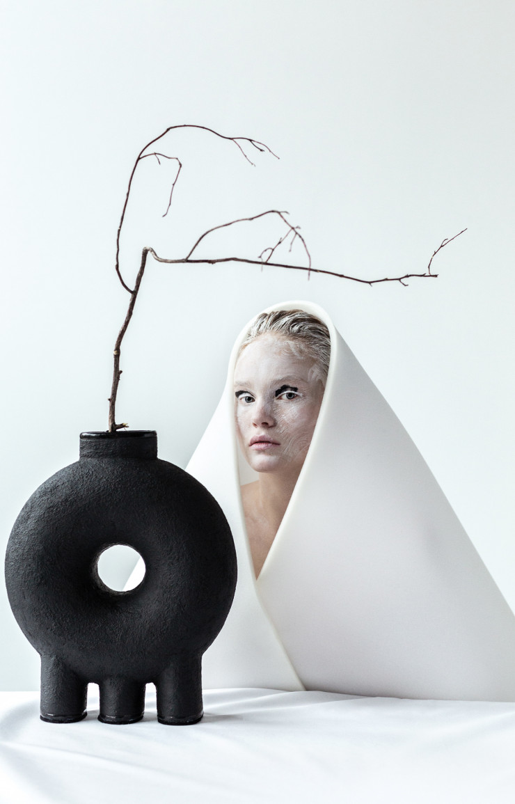 Vases Kumanec de Yakusha Viktoriya. Modèle : Lidia Slobodenyuk. Stylisme : Tetyana Likarenko et Olga Fradina.