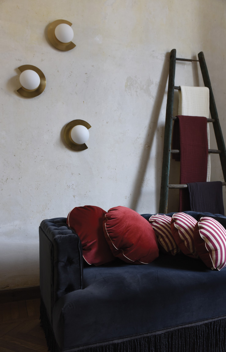 Une sculpture murale ? Presque. C’est l’applique Mezza Luna conçue par le studio de design interne, en laiton laqué ou brossé et en opaline.