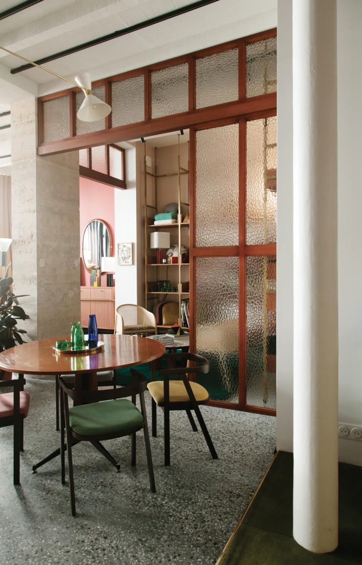 Terrazzo au sol, acajou encadrant une verrière, touches de laiton et teinte framboise aux murs, Constance Gennari a conçu sa boutique en piochant du côté de ses racines milanaises.