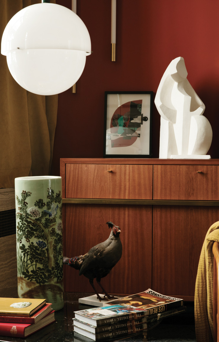 Dans le showroom, on retrouve cet inimitable mix d’ancien et de contemporain qui a fait le succès de The Socialite Family.