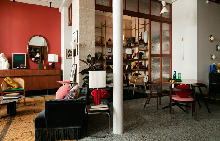 Agencée façon entrée d’immeuble milanais des années 60 par l’architecte Stéphanie Lizée, la boutique mixe trouvailles chinées et éditions maison, comme la table basse Carlotta (en hommage à Charlotte Perriand), en marbre vert et noir, au premier plan.