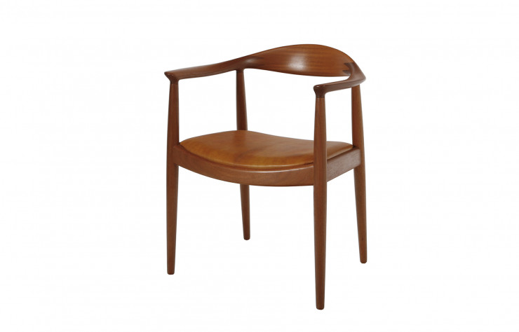 « The Chair » (1952). C’est ainsi qu’on appelle désormais la « Round chair », devenue l’ambassadrice du design scandinave à travers le monde en 1960, quand Kennedy, assis dessus lors d’un débat télévisé, triomphe du candidat Nixon. C’était en effet la seule chaise sur laquelle il n’avait pas mal au dos. Réédition PP Møbler, à partir de 4 430 €.