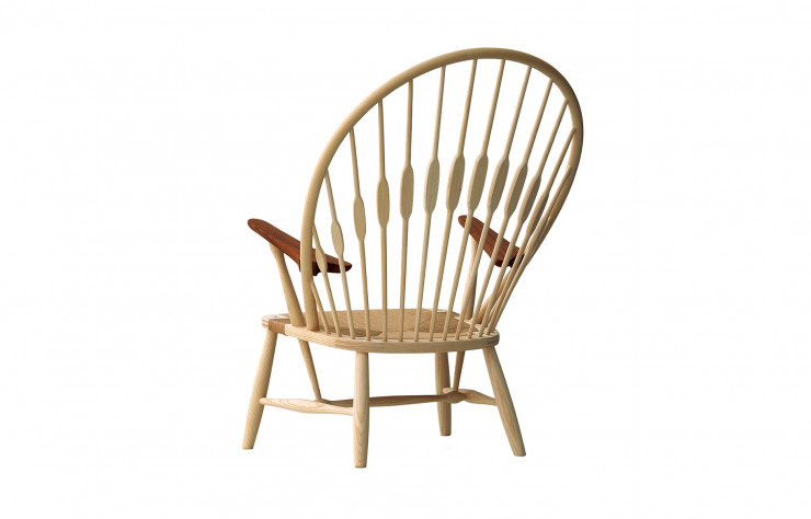 La « Peacock Chair » (1947) a été pensée comme une mise à nu de la structure du traditionnel siège Windsor anglais. Admirable d’épure, cette assise constitue aujourd’hui le fleuron du catalogue de l’éditeur PP Møbler, la corne d’abondance du design de Wegner. Réédition PP Møbler, à partir de 5 840 €.