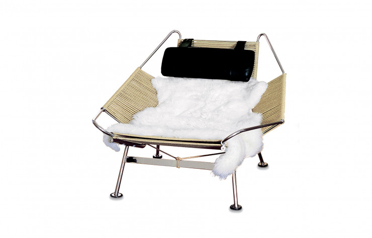 Le fauteuil « Flag Halyard » (1951). PP Møbler édite depuis 2002 cette curiosité qui mêle la corde, l’acier et le lin de façon presque surnaturelle. Née sur la plage d’Aarhus et d’abord produite en édition limitée, elle est devenue une icône sans passer par la case « carton commercial ». Probablement le fauteuil le plus chic du monde. Réédition PP Møbler, à partir de 8 000 €.