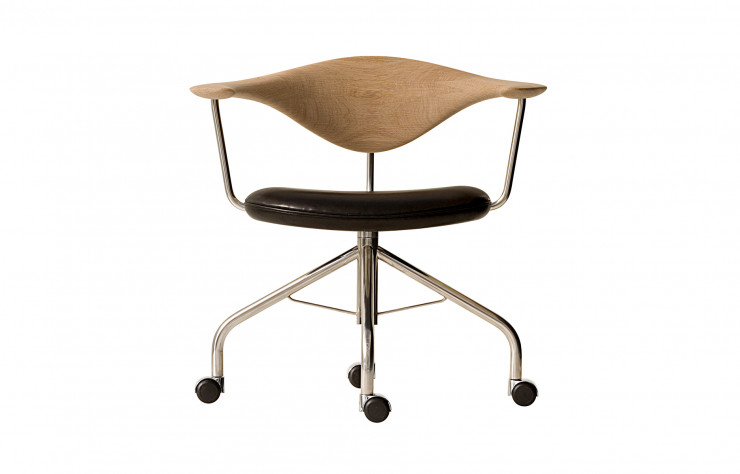 La chaise « Swivel » (1955). Cette chaise, que PP Møbler a rebaptisée « Boss », est née d’une critique de l’ergonomie du design danois. La réponse de Wegner ? Un dossier confortable mais en bois. Cette performance a un coût. Son créateur disait que la « Boss » était trop chère pour quelqu’un d’autre qu’un boss… Réédition PP Møbler, à partir de 9 560 €.