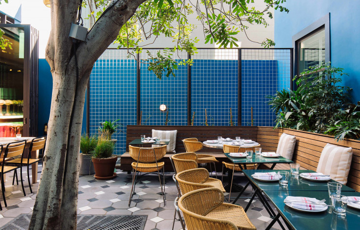 Dans le patio, le bleu reste omniprésent.