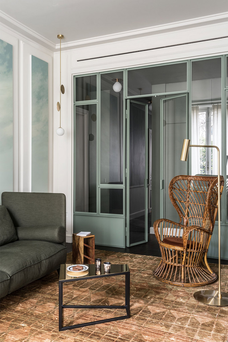 Dans la décoration de cet appartement parisien, avenue Henri-Martin, on retrouve les références aux éléments naturels chers à Antoine Simonin.