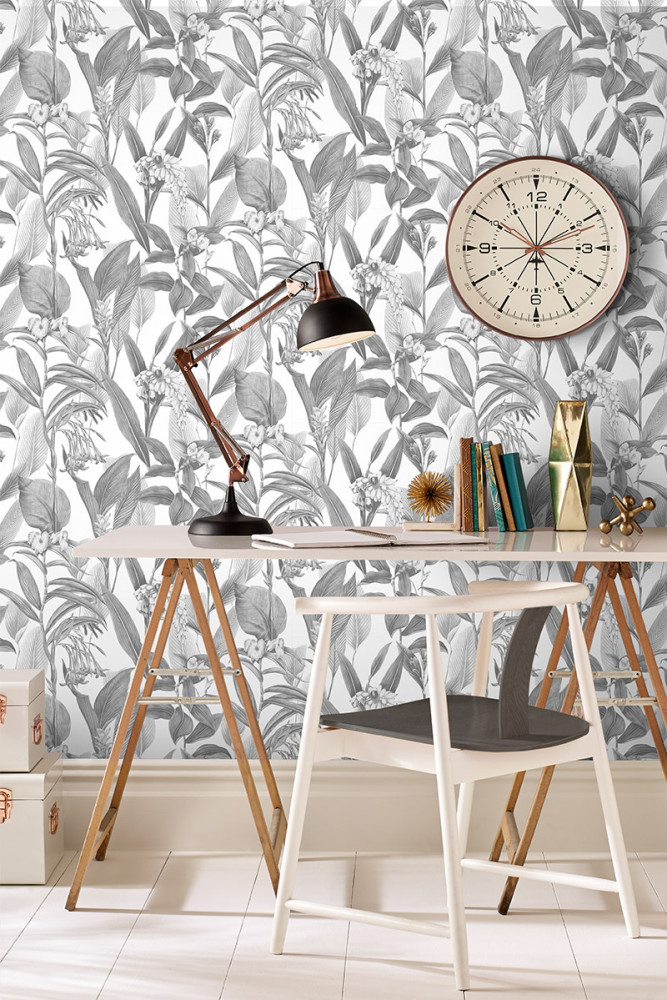 À l’opposé, le noir et blanc se prête aussi à des motifs luxuriants. Botanical Ombre (Graham & Brown), des...