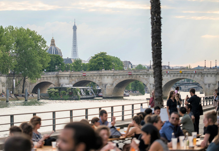Sur la terrasse du Scilicet, le cadre est plus que cinématographique.