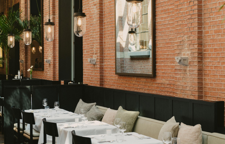 Sous une nouvelle verrière métallique, le restaurant encadre la chapelle réservée au bar.