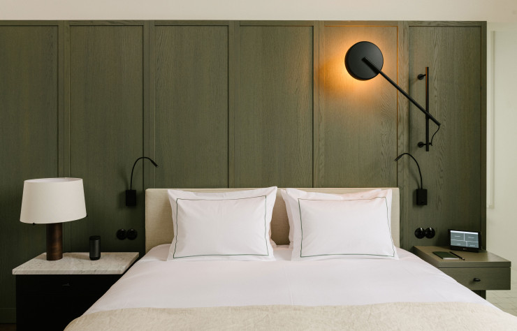 Moins rustiques qu’à l’accoutumé, les boiseries murales font preuve de sobriété pour s’accorder au mobilier et aux luminaires contemporains.