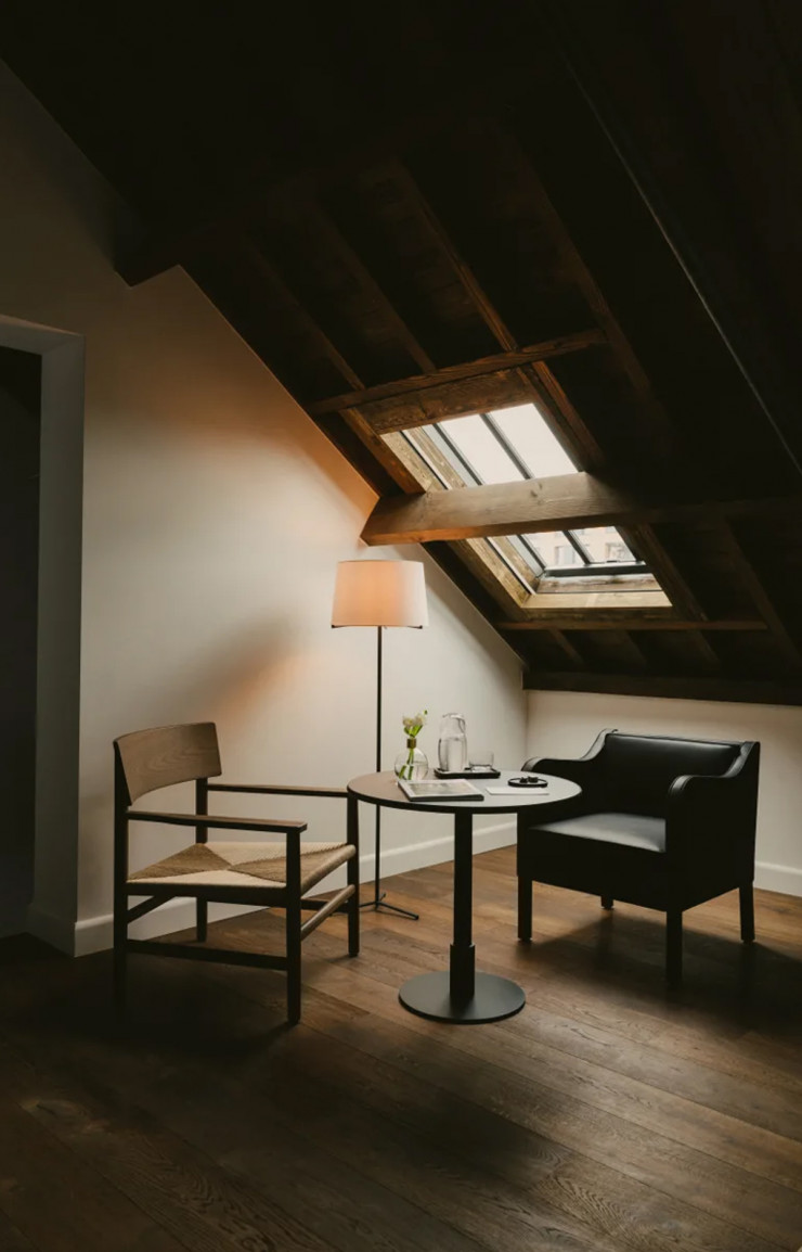 Centenaire, la charpente confère un charme indéniable aux suites du dernier étage.