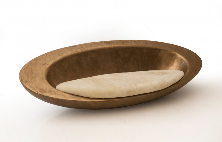 Sofa en bronze de la designer franco-libanaise Claudia Chahine, co-fondatrice de l’Opus Magnum Gallery.