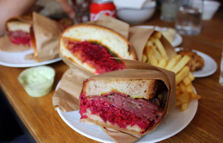 Sandwich au pastrami chez Frenchie to go.