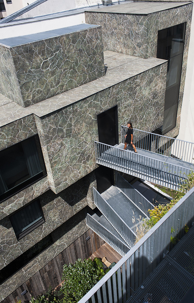 L’agence Beckmann & N’Thépé a créé de toutes pièces un bâtiment annexe où sont hébergées des chambres.