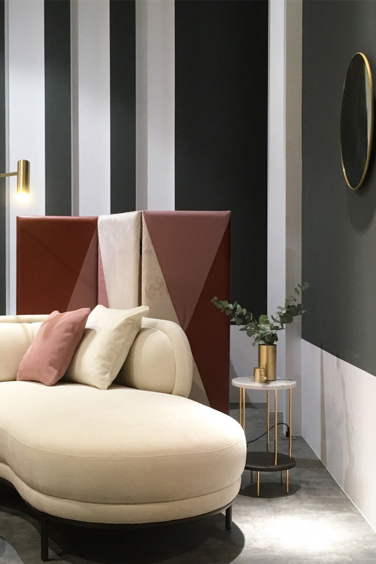 Scénographie du stand Wittmann, au Salon du meuble de Milan 2018, mettant en scène la méridienne Vuelta et la table DD de Jaime Hayón ainsi que le paravent Josef d’Antoine Simonin.