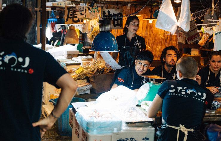 Les serveurs sont habillés de tabliers et de bottes en caoutchouc.