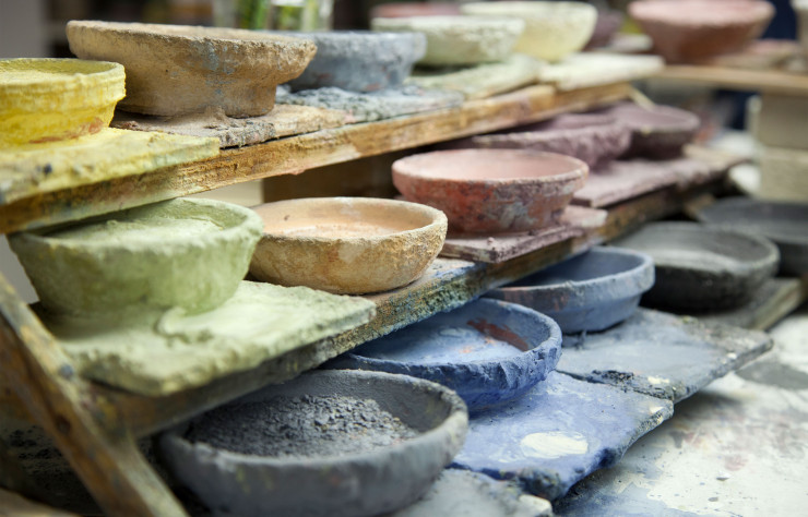 Pigments de couleur dans l’atelier où sont réalisés les carreaux des « Botanical Tiles ».