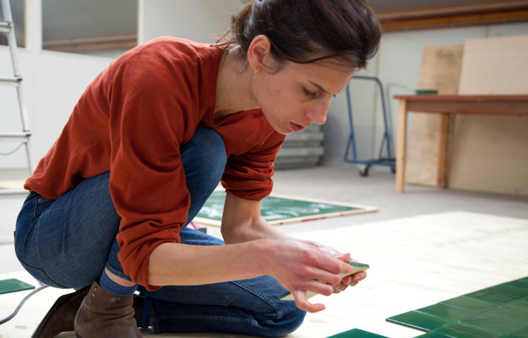 Sarah van Gameren composant un panneau des « Botanical Tiles ». Chaque carreau est unique car fabriqué à la main et fait en quelque sorte office de pixel « analogique ».