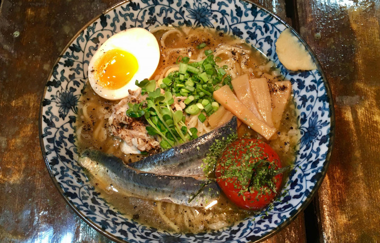 Le Sardine Bomb, un accord terre-mer umamiesque concentré dans un seul bol.