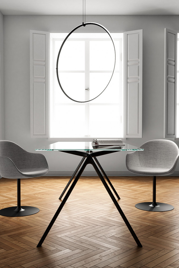 Le plateau transparent de la table Dry (1987) laisse voir l’élégance de la structure, désormais réalisée en aluminium.