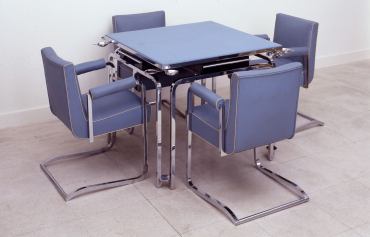 Cette table de jeu et ses chaises, de Louis Sognot et Charlotte Alix, étaient conservées au palais.