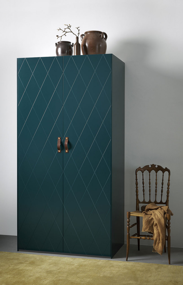 Armoire IKEA métamorphosée par ses façades texturées vert bouteille.