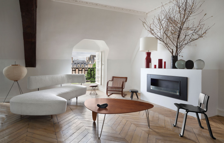 Avec une vue extraordinaire sur la place des Vosges, Philippe Brieallard et Christophe Magnan exposent leurs derniers trésors dans un décor riche mais épuré, qui reconstitue fidèlement l’appartement d’un collectionneur au goût très sûr.
