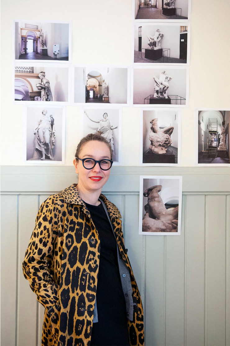 L’artiste norvégienne Marianne Heier a livré une drôle de performance où, habillée de faux muscles tel un colosse, elle discourait sur la statuaire classique et le patriarcat, le tout dans les vastes salles de l’ancien musée d’art contemporain, aujourd’hui vide.