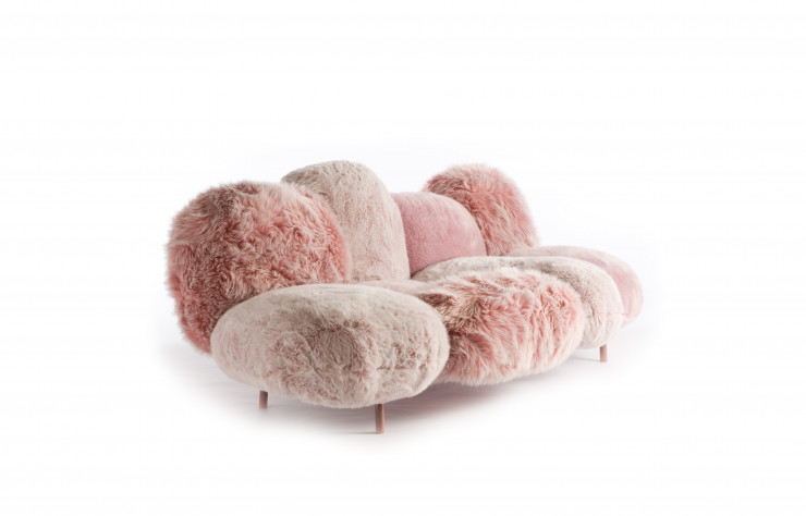 Avec ses coussins pelucheux, le canapé Cipria (2000, Edra) offre différentes assises, de la plus formelle à la plus décontranctée, et peut être commandé dans de multiples couleurs.