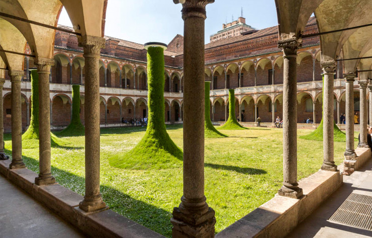 Sleeping Piles, une installation des Campana durant la Design Week milanaise 2019, dans l’université de la ville.