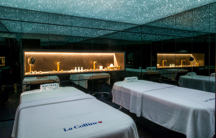 Le Rituel Signature Nolinski By La Colline est une véritable signature du spa : une infusion et une réflexologie plantaire aux fragrances apaisantes suivies d’un passage au sauna pour relâcher ses tensions. Puis un modelage du dos baigné par la chaleur de la bougie de massage NativAge.