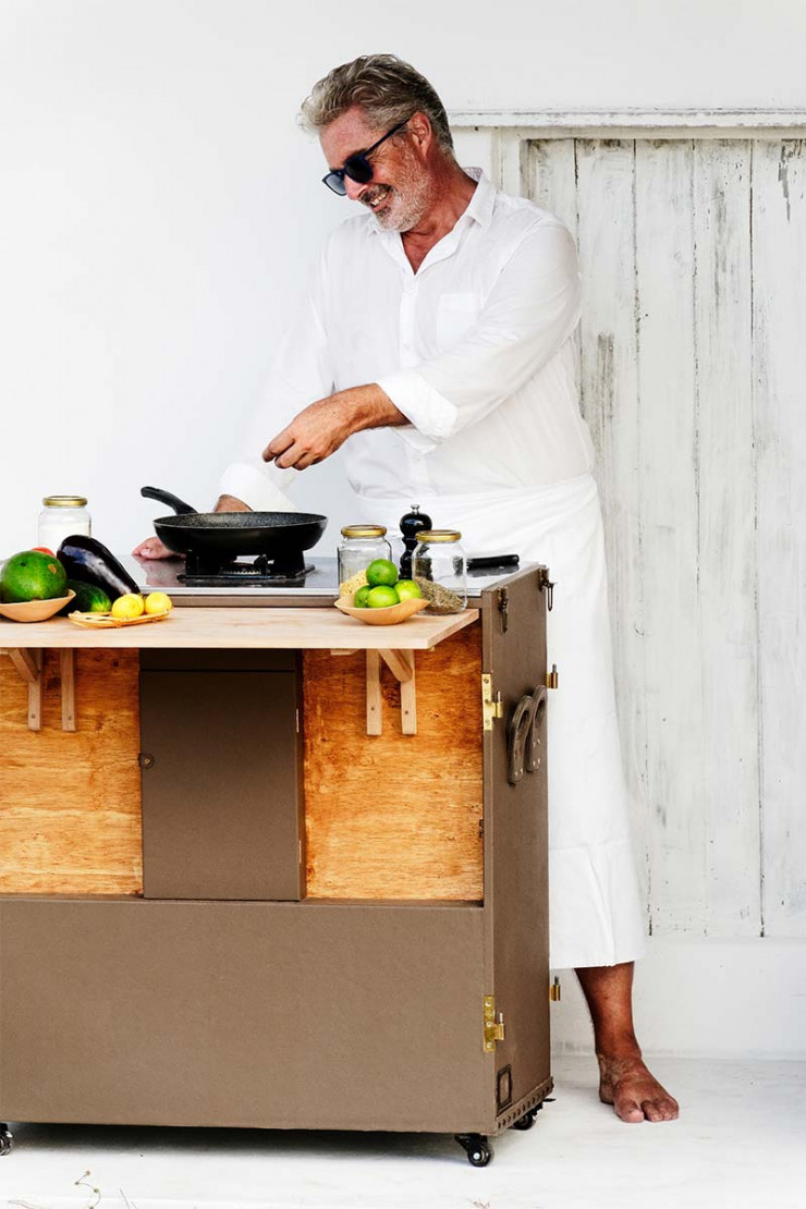 Scénariste d’expériences extraordinaires à travers le monde, Thierry Teyssier est le maître de cérémonie de ce concept d’« hôtel nomade qui voyage avec ses clients » : 700 000 heures. Il lui arrive souvent de préparer le petit déjeuner lors de certaines escales, comme aux Lençóis Maranhenses.