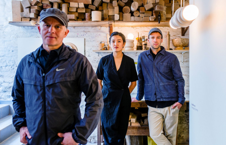 Les designers du studio Sain avec le tourneur sur bois Herman Viehauser.
