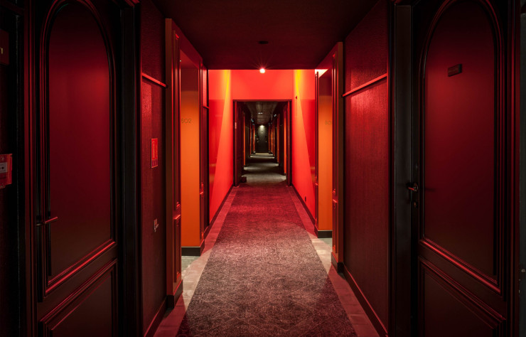 Les couloirs du Sinner serpentent dans une atmosphère mi sacrée mi feutrée.