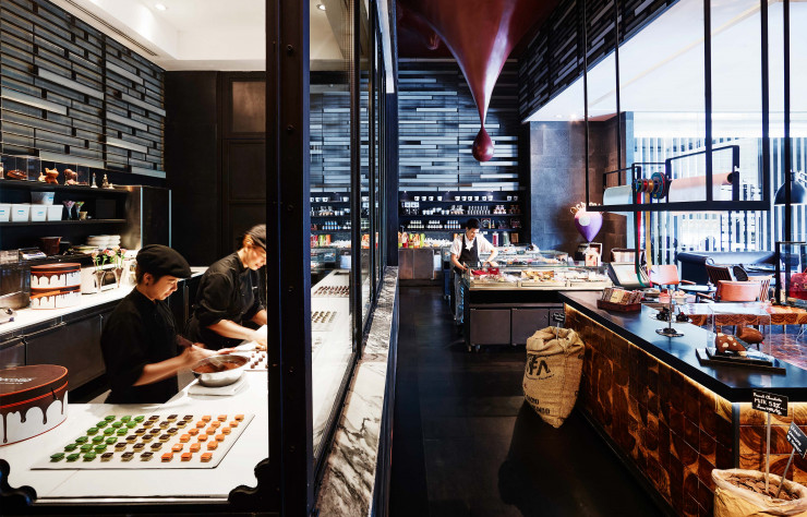 Les pâtissiers et chocolatiers s’affairent derrière les vitres du très design Chocolab. On y achète les douceurs confectionnées, pour certaines, avec le cacao du maître-chocolatier français Bonnat. On peut aussi y suivre des cours et apprendre les recettes locales.