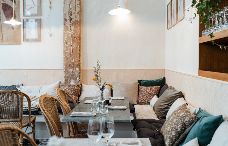 Comme chez les Résistants, les banquettes se parent de coussins moelleux pour profiter du repas en tout confort.