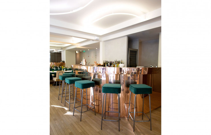 Le bar fait figure d’excentricité à l’étage : recouvert de cuivre, il se transforme en vraie scène vivante quand, le soir venu, les deux mixologues exécutifs s’adonnent à leur activité favorite.