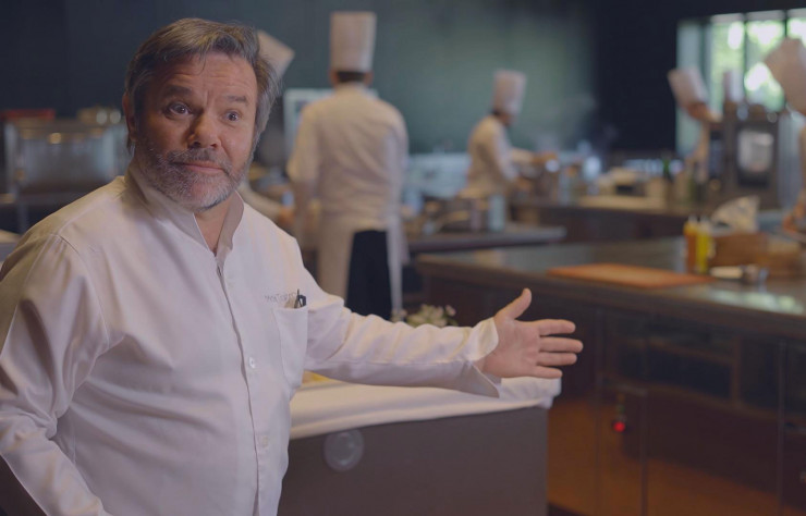 Michel Troisgros en train de déclamer son admiration pour Charlotte Perriand…