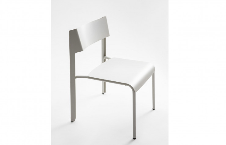 La chaise Dakar est fabriquée à partir d’une seule feuille de métal.