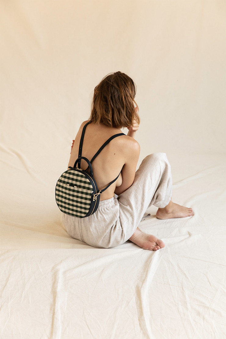 Le sac «Claude», un trois-en-un adaptable de la bandoulière, à la main, au sac-à-dos.