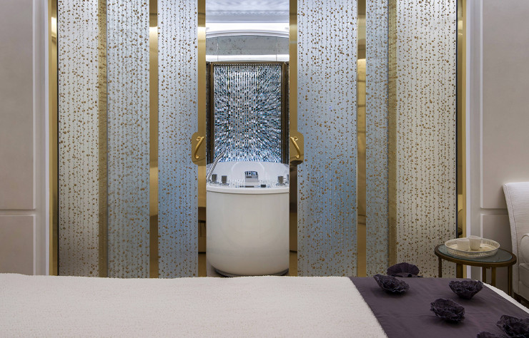 Chaque soin est une expérience sensorielle unique qui s’ouvre par la présentation d’oshiboris, d’un éventail délicatement parfumé et s’achève par une vaporisation de poudre nacrée.