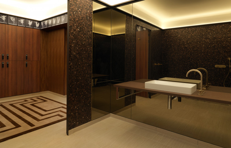 Sauna, Hammam, douche scandinave, fontaine de glace et banc de balnéothérapie composent la partie humide. Une salle de fitness vient parfaire les installations et une salle de soin est dédiée aux massages.