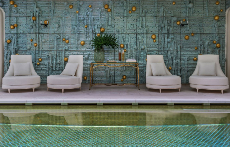 Un magnifique puits de lumière naturelle illumine la piscine de l’Hôtel de Crillon.