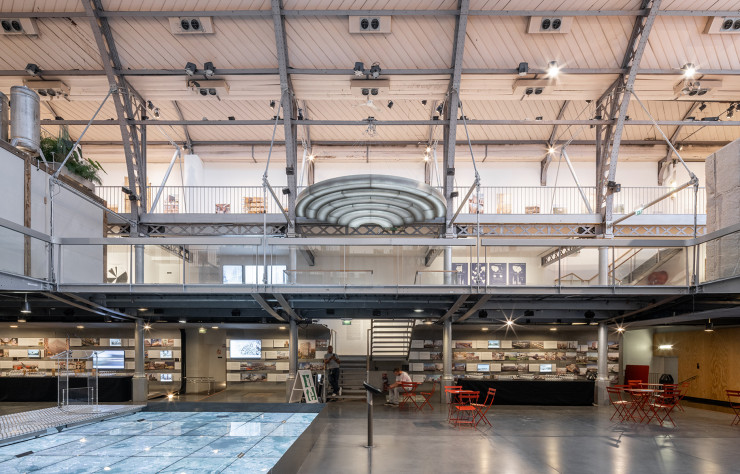 Une marquise de Jean-Benoît Vétillard accueille les visiteurs de l’exposition, qui a pris possession du premier étage du Pavillon de l’Arsenal.